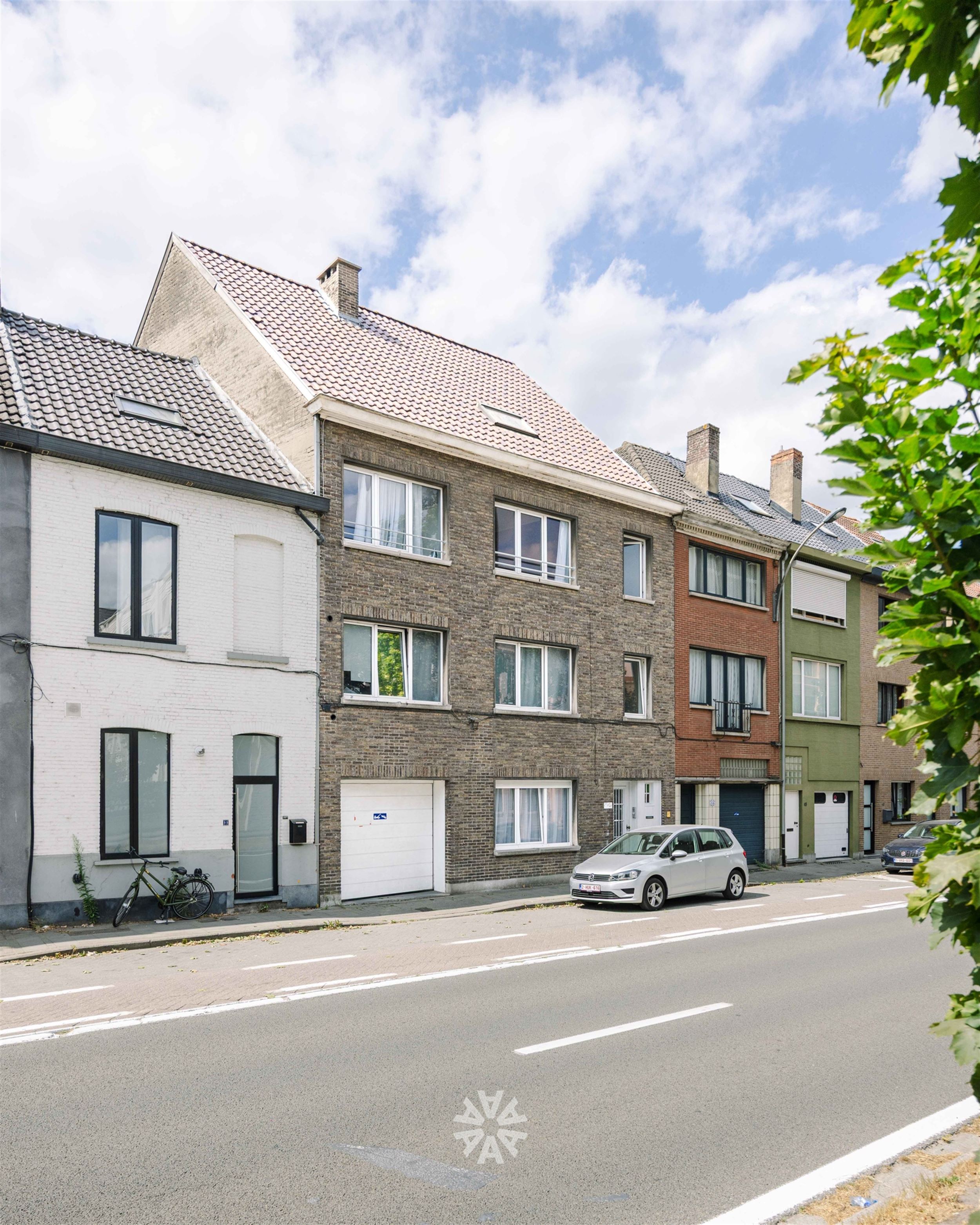 Opbrengsteigendom met drie appartementen en zeven garages in Gent - foto 2