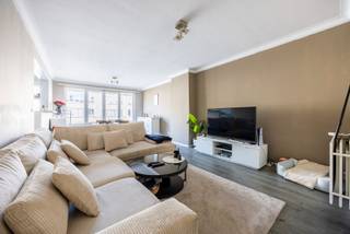 Bent u op zoek naar een zeer goed onderhouden appartement met twee slaapkamers in Deurne? Dan is dit instapklare appartement op de eerste verdieping (zonder lift) precies wat u zoekt! <br /><br />Indeling<br />U betreedt het appartement via de ruime inkomhal met twee bergingen, die u bijvoorbeeld kan gebruiken als vestiaire of opslagruimte. <br />Vooraan vindt u vervolgens de lichtrijke en ruimtelijke woonkamer met open keuken. De keuken is voorzien van koelkast, oven, gaskookplaat, dampkap, vaatwasser en aansluiting wasmachine. <br />Achteraan bevinden zich de twee slaapkamers, waarvan de kleinste beschikt over een gezellig balkon. <br />Tot slot heeft het appartement een badkamer met douche, toilet en lavabomeubel. <br /><br />Gemeenschappelijke kosten: €50/maand (provisie water en minuterie)<br /><br />Pluspunten<br />- AAA-locatie in Zwarte Arendwijk: nabij winkels, openbaar vervoer, invalswegen, ... <br />- Zeer gunstig EPC-label (B) <br />- Zeer goed onderhouden instapklaar appartement (vochtplek plafond keuken wordt nog hersteld)<br />- Beschikbaarheid: 1/12<br /><br />Voor meer info kan u steeds contact opnemen met One vastgoed!