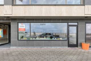 Dit handelspand gelegen op de zeedijk van Knokke, net voorbij het Lichttorenplein, biedt naast een uitstekende commerciële ligging ook een goede zichtbaarheid. Het handelspand is op vandaag volledig gerenoveerd en instapklaar. <br /><br />Indeling als volgt; Handelsruimte met brede raampartijen, zithoek met berging, 2de berging, wc met douche, ruime achterplaats met kitchenette. Er is tevens een privatieve kelder aanwezig. <br /><br />Vrij van een huurcontract, meteen beschikbaar. <br /><br />Kortom een mooi handelspand op commerciële ligging klaar voor de volgende zaak!<br /><br />Contacteer Nathan voor een bezoek of meer informatie:<br />0471 49 45 39<br />nathan.peellaert@albert.immo