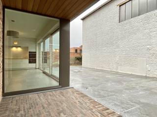 Luxueus afgewerkte eigendom met 3 slks, terras en zoveel meer.<br /><br />De woonst is volledig opgeschilderd en werkelijk onmiddellijk beschikbaar. Een hoogwaardige keuken met vele kastbergingen, vaatwas, oven, microgolfoven, dubbele wastafel,.. met een extra bergruimte achter de keuken.<br /><br />De leefruimte is een lichtrijk geheel met grote raampartijen. Verder zijn er nog drie ruime slaapkamers, een badkamer met douche, ligbad en dubbele wastafel. Apart op de gang is er een toilet voorzien. <br />Leuk meegenomen is dat er voldoende private parking voor het bebouw is voorzien.<br />GEEN SYNDICKOSTEN<br /><br />PLUSPUNTEN:<br />+ gemeenschappelijke inkomhall gedeeld met enkel de bloemenwinkel<br />+ Gerieflijk wonen met kwaliteitsmaterialen<br />+ energiezuinig