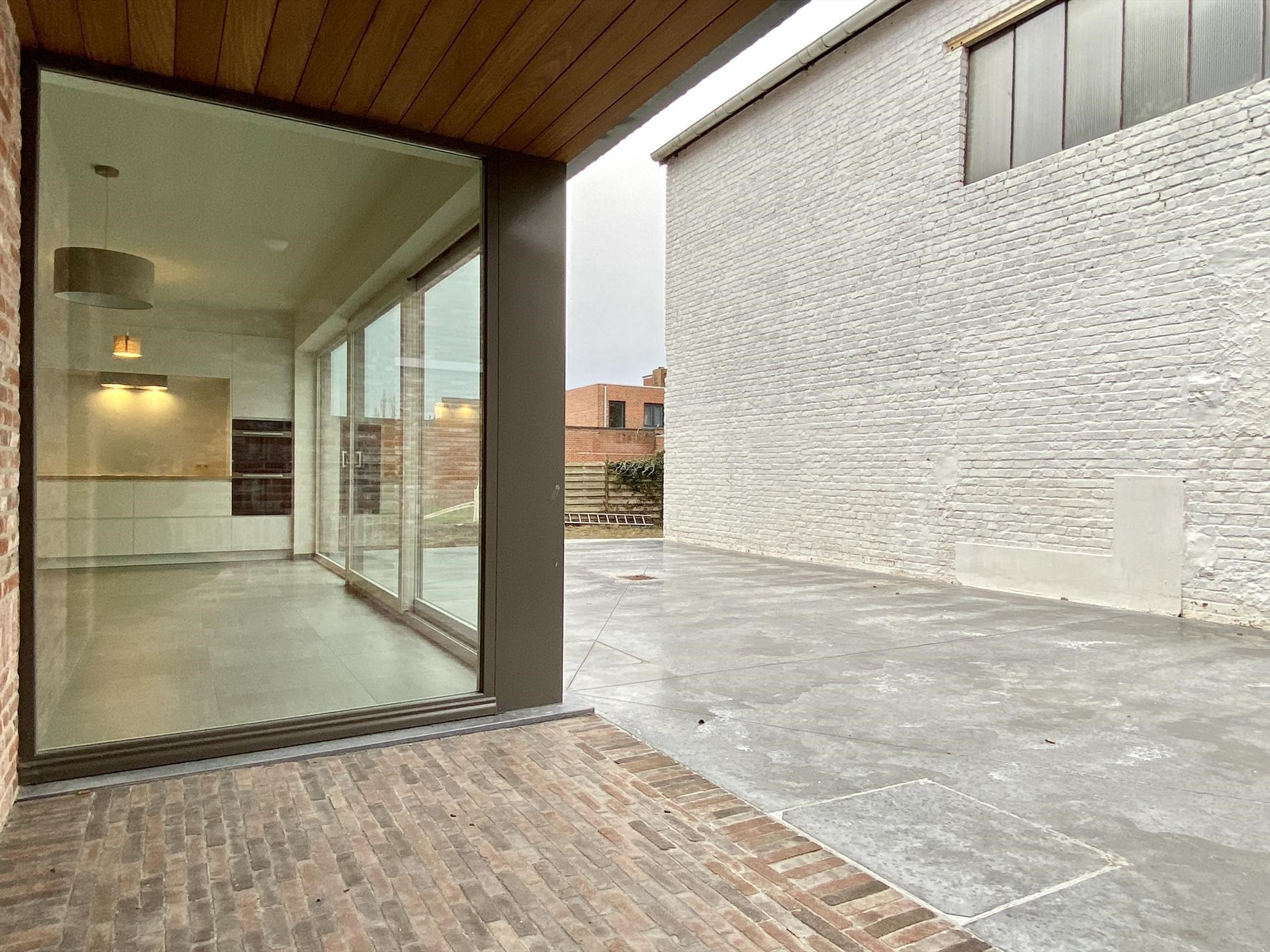 Luxueus en gelijkvloers wonen met drie kamers, groot terras,... - foto 2