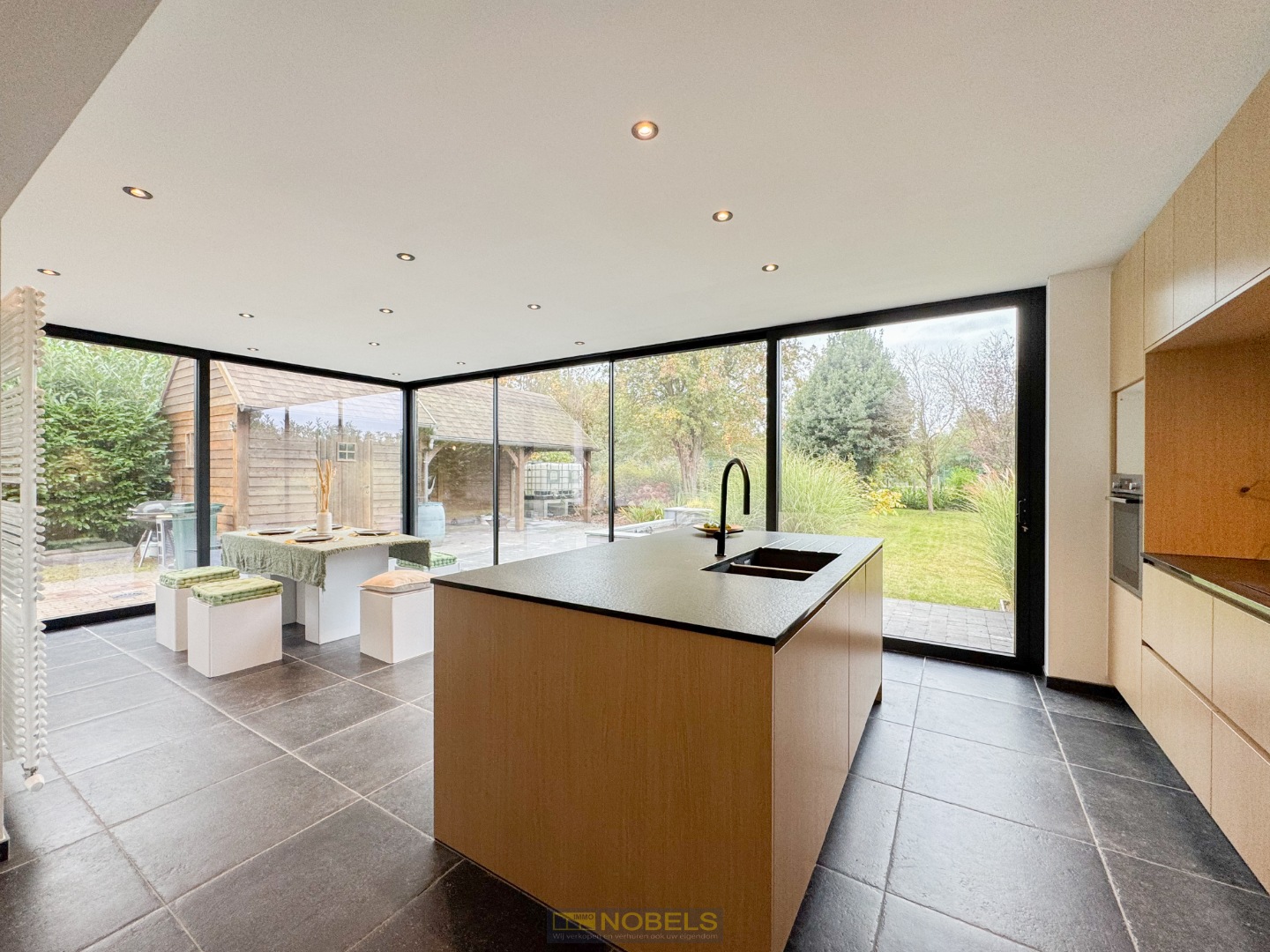 Te koop, Gerenoveerde villa met open zicht en luxueuze afwerking! - foto 1