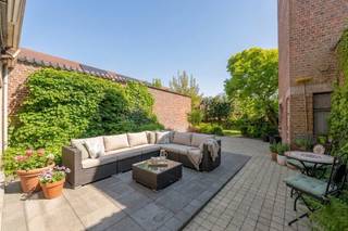 In het pittoreske Pittem, langs de statige Tieltstraat, bevindt zich deze uitzonderlijke neoclassicistische herenwoning vol karakter en authenticiteit. Gelegen op een perceel van 532 m² en goed voor maar liefst 377 m² bruikbare vloeroppervlakte, biedt deze unieke eigendom een zeldzame combinatie van grandeur, ruimte en tijdloze elegantie.<br /><br />Troeven van deze unieke eigendom<br />✔ Authentieke neoclassicistische herenwoning<br />✔ Tal van originele en karaktervolle elementen<br />✔ 377 m² bruikbare vloeroppervlakte<br />✔ Perceel van 532 m²<br />✔ Vijf ruime slaapkamers<br />✔ Ommuurde stadstuin met zonnig terras<br />✔ Extra toegang via de Meulebekestraat<br />✔ Centrale ligging in het charmante Pittem<br /><br />Van zodra u de woning betreedt, wordt u ondergedompeld in een sfeer van stijl en klasse. <br />De imposante inkomhal met haar prachtige authentieke elementen vormt meteen een indrukwekkende binnenkomer. Hoge plafonds, volle parket, originele schouwmantels, kortom tal van karaktervolle afwerkingen en een overvloedig natuurlijk licht zorgen doorheen de volledige woning voor een bijzonder aangenaam woongevoel. De lichtrijke leefruimte vloeit harmonieus over in de ruime eetplaats en de volledig ingerichte open keuken — dé ideale setting voor gezellige familiemomenten en sfeervolle diners. Daarnaast beschikt het gelijkvloers over een polyvalente extra ruimte, perfect als bureau, informele zithoek of hobbykamer.<br />De tussenverdieping (voute) is ingericht als badkamer en sluit aan op een dressingruimte (14,80 m²). Op de eerste verdieping bevinden zich maar liefst drie slaapkamers (20,93 m² | 18,27 m² | 9,35 m²). De tweede verdieping biedt nog eens twee zeer ruime slaapkamers 27,44 m² | 18,81 m²). Tot slot beschikt de woning over een zolderverdieping alsook meerdere kelderruimtes. Deze eigendom biedt ongeziene mogelijkheden voor grote gezinnen, zelfstandigen of liefhebbers van royaal wonen.<br /><br />Ook buiten weet deze eigendom te bekoren. De charmante, volledig ommuurde stadstuin vormt een oase van rust en privacy, compleet met een zonnig terras waar u in alle sereniteit kunt genieten van elk moment van de dag. De extra toegang via de Meulebekestraat biedt bovendien tal van praktische en toekomstgerichte mogelijkheden. Een uitzonderlijke opportuniteit voor wie op zoek is naar ruimte, authenticiteit en klasse op een toplocatie. <br />Laat u verrassen door de unieke uitstraling en het immense potentieel van deze prachtige herenwoning.