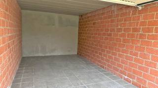 Individuele garagebox voorzien van metalen kantelpoort met cilinderslot. De garagebox is afgesloten van de openbare weg (A. Rodenbachstraat 4)...