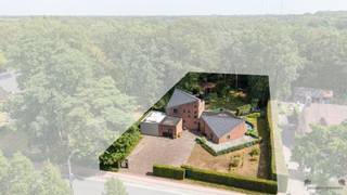 <p><span>Architecturale woning met 4 slaapkamers op een royaal perceel van 2.012 m²</span></p><p><span>Op een ruim perceel van maar liefst 2.012 m² bevindt zich deze karaktervolle en architecturale woning, die een mooie combinatie biedt van ruimte, functionaliteit en diverse gebruiksmogelijkheden. Met vier slaapkamers, waarvan één op het gelijkvloers, en een badkamer op dezelfde verdieping, is de woning bovendien ideaal voor wie comfortabel en toekomstgericht gelijkvloers wil wonen.</span></p><p><span>Gelegen in Rijkevorsel biedt deze woning de voordelen van een rustige, groene omgeving met toch goede bereikbaarheid. Het landelijk karakter van het gebied wordt zichtbaar in de omringende bosrijke setting en de aangelegde groene zones.</span></p><p><span>Via de inkomhal komen we in de open en unieke leefruimte, die dankzij de grote raampartij geniet van een aangename connectie met de tuin. De open keuken sluit hier mooi op aan en biedt tevens toegang tot de praktische bijkeuken. Verder vinden we op het gelijkvloers een eerste slaapkamer en de badkamer. Daarnaast beschikt deze verdieping over een apart toilet, een praktische bergruimte en een huidige praktijkruimte. Deze ruimte kan uiteraard ook perfect worden aangewend als bureauruimte, hobbyruimte of extra leefruimte.</span></p><p><span>De eerste verdieping biedt nog drie ruime slaapkamers, waardoor de woning in totaal vier slaapkamers telt. Daarnaast beschikt deze verdieping over een aparte douchekamer en een afzonderlijk toilet.</span></p><p><span>Een absolute troef is het royale perceel van 2.012 m². De ruime tuin biedt volop mogelijkheden en zorgt voor een aangenaam gevoel van ruimte en privacy rondom de woning.</span></p><p><span>Dankzij de combinatie van de uitgesproken architecturale vormgeving, het royale perceel, de vier slaapkamers en de praktische indeling met een slaapkamer en badkamer op het gelijkvloers, is dit een bijzonder veelzijdige woning. Een ideale thuis voor gezinnen, maar eveneens interessant voor wie wonen en werken wil combineren of op zoek is naar een woning met mogelijkheden op lange termijn.</span></p><p><span> </span></p><p><span> </span></p><p><span> </span></p><p><span> </span></p>