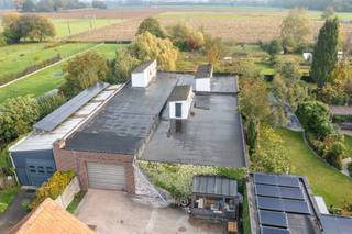 <p>Te renoveren woonhuis met zeer grote loods (505 m²) in Asse.</p><p>Gelegen in de mooie Groenstraat, tussen het Kravaalbos en de N9 als verbindingsweg tussen Asse en Aalst, bieden we deze te renoveren gezinswoning aan met als absolute troef een vergunde loods van 505 m².</p><p>De loods is toegankelijk via één elektrische sectionaalpoort met een hoogte van 3,2 m, beschikt over een eigen elektriciteitsmeter en kent een maximale vrije hoogte van circa 4 m en een minimumhoogte van 3,55 m. De afmetingen bedragen 28,75 m diep en 17 m breed.</p><p>Het woonhuis wordt verwarmd met stookolie en is toe aan renovatie. Op het gelijkvloers zijn een keuken, leefruimte, salon, grote berging en badkamer aanwezig. De bovenverdieping omvat vier slaapkamers en toegang tot een ruime zolder via een schuiftrap. Aanvullend is er een aparte garage voor de woning.</p><p>Dankzij de vergunde en uitzonderlijk grote loods is deze eigendom een zeldzame vondst in de regio. Een unieke opportuniteit voor handelaars, vaklieden of hobbyisten die al geruime tijd op zoek zijn naar een veilige en praktische stockageruimte.</p><p>De woning zelf kan mits renovatie vlot in gebruik genomen worden of verhuurd voor een mooie maandelijkse huuropbrengst.</p><p>EPC 494 kWh/m² jaar, klasse E.</p><p>Wenst u deze eigendom te bezichtigen? Maak eenvoudig een afspraak via de website van Living Stone of via 02 466 05 75.</p>