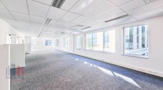 <strong>430 m²</strong> stijlvolle<strong> kantoorruimte </strong>te huur (en te koop).<br />Uitstekend gelegen vlak bij de <strong>R0 </strong>op- en afrit Groot-Bijgaarden met een vlotte verbinding naar het knooppunt met de<strong> E40</strong>. Tevens vlot bereikbaar met het openbaar vervoer (bus, tram en trein): station Sint-Agatha-Berchem ligt op 200 m. <br /><br />De kantoorruimte is gelegen op de tweede verdieping en omvat vergaderzalen, een meetingsruimte voor one-to-one gesprekken, eetruimte met kitchenette en moderne sanitaire voorzieningen,<br /><br />Het kantoor maakt deel uit van het “<strong>Inter Access Park</strong>” en biedt een professionele, comfortabele werkomgeving. Het gebouw is uitgerust met liften, toegangscontrole en een brandalarm. <br /><br />Er is ruime parkeergelegenheid voorzien, met de mogelijkheid tot aankoop.<br />Daarnaast zijn ook andere oppervlaktes beschikbaar, van<strong> 73 m² tot 2.359 m²</strong>, zowel te koop als te huur.<br /><br />Dankzij de ligging in een levendige buurt geniet u bovendien van een ruim aanbod aan winkels en eetgelegenheden in de directe omgeving, ideaal voor zowel medewerkers als bezoekers.<br /><br />Contacteer <strong>PANORAMA B2B</strong> voor meer informatie, plannen of een vrijblijvend plaatsbezoek via <strong>0477 09 00 09.</strong>