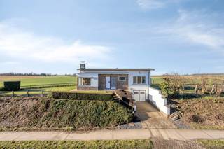 Deze mooie bungalow woning in open bebouwing bevindt zich in Meldert, een landelijke deelgemeente van Hoegaarden. De woning biedt een fijne leefverdieping met vergezichten op de omliggende velden, 2 slaapkamers en een kelderverdieping met inpandige garage. De woning is omgeven door een aangelegde tuin met serre en moestuin.

Omvattende:

Gelijkvloers: inkomhal, zit- en eetkamer, keuken en eetplaats, achterhal, nachthal, 2 slaapkamers, badkamer 

Kelderverdieping: inpandige garage, 2 keldercompartimenten

Oprit en tuin: oprit, tuin met serre en moestuin

Ligging: de woning bevindt zich in Meldert, een landelijke deelgemeente van Hoegaarden. Bushaltes zijn dichtbij, het station van Vertrijk bevindt zich op 7 km en de aansluiting met de E40 op een 6-tal km
Bekijkt u dit pand via één van onze aanverwante websites, dan verwijzen wij u graag door naar onze eigen website. https://www.itimmo.be/kerselaarstraat-33-meldert