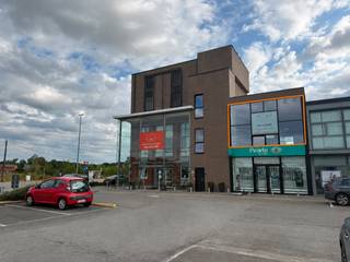 Op een uitstekende commerciële ligging langs de N14, in het baanwinkel park "Zandhoven Shopping" bevindt zich deze polyvalente ruimte van 187m².<br />Dankzij de uitstekende visibiliteit, de ligging en de ruime publieke parkeergelegenheid geniet dit pand van maximale bereikbaarheid en passage.<br /><br />De ruimte wordt casco verhuurd (keuken en WC's zijn voorzien), wat u als ondernemer de vrijheid biedt om het pand volledig in te richten volgens uw eigen concept en noden. Momenteel ingericht als fitness, maar is perfect geschikt als, kantoor, praktijkruimte, vrij beroep, etc.<br /><br />INDELING: Op de eerste verdieping beschikt u over een grote ruimte met flexibele indelingsmogelijkheden, een aparte keuken, twee toiletten (M/V) en een terras achteraan. <br /><br />Daarnaast scoort het pand uitstekend op energiezuinigheid met een EPC-label A en is het uitgerust met een lucht-lucht warmtepomp, airconditioning en ventilatie. <br />Raam reclame is mogelijk.<br /><br />Een ideale opportuniteit voor ondernemers die visibilieit, bereikbaarheid en flexibiliteit willen combineren op een toplocatie.<br /><br />BIJZONDERHEDEN:<br />- Huurcontract van gemeen recht: 9 jaar<br />- 3 maanden huurwaarborg via Korfine of Bankwaarborg<br />- Provisie (water): 20 euro/maand <br /><br /><br />Bent u geïnteresseerd in deze commerciële opportuniteit op een toplocatie? Neem dan vandaag nog contact met ons op voor meer informatie of een plaats bezoek.