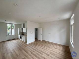 <p><span>Informatie appartement</span></p><p><span>Lichtrijke duplex ca. 110m² gelegen in een rustige wijk in Antwerpen! Dit appartement ligt op de 1ste verdieping van een kleinschalig gebouw en werd recent volledig vernieuwd. De leef- en eetruimte geniet van veel natuurlijk licht en heeft hoge plafonds (ca. 3 m), wat zorgt voor een ruimtelijk en aangenaam gevoel. De open keuken is praktisch ingericht met een grote oven, elektrische kookplaat, afzuigkap, koelkast met vriesvak, vaatwasser en spoelbak. Het appartement beschikt over een zeer ruime slaapkamer (ca. 20m²). De badkamer is zeer ruim: afgewerkt met tegelvloer, een dubbel lavabomeubel met spiegel, verwarmd droogrek, toilet, groot ligbad en een inloopdouche. In de keuken is een extra aansluiting voorzien voor een wasmachine. Troeven: veel lichtinval, hoge plafonds, zeer grote slaapkamer, recent vernieuwde afwerking, energiezuinig en een toplocatie nabij Antwerpen. Maandelijkse kosten: provisie van 50 EUR voor het privatieve waterverbruik. Nutsvoorzieningen gas en elektriciteit via eigen meters. </span></p><p><span> </span></p><p><span>Indeling</span></p><p><span>V1</span></p><ul><li><span>Prachtig, lichtrijke leefruimte met aansluitende eetruimte voorzien van verschillende grote raampartijen en hoge plafonds van ca.3m!</span></li><li><span>Open keuken geïnstalleerd met een grote oven, elektrische kookplaat, afzuigkap, koelkast met vriesvak, vaatwasser, spoelbak en véél opbergruimte. Hier is een extra aansluiting voorzien voor een wasmachine.</span></li></ul><ul><li><span>Zeer ruime badkamer op tegelvloer voorzien van een dubbel lavabomeubel met spiegel, verwarmd droogrek en inloopdouche.</span></li></ul><p><span> </span></p><p><span>V2</span></p><ul><li><span>Zeer ruime slaapkamer ca. 20 m²!</span></li></ul><p><span> </span></p><p><span> </span></p><p><span>Huurvoorwaarden</span></p><ul><li><span>Huurprijs: 900 EUR/maand. </span></li></ul><ul><li><span>Maandelijkse provisie van 50 EUR: privatief verbruik water. </span></li></ul><ul><li><span>Beschikbaarheid: 01/08/2026</span></li></ul><p><span> </span></p><ul><li><span>Individuele meters: gas, elektriciteit. </span></li></ul><ul><li><span>Waarborg: 3 maanden huur.</span></li><li><span>Intredende plaatsbeschrijving: 175 EUR excl. 21% BTW per partij.</span></li></ul><p><span> </span></p><p><span>Gebouw</span></p><ul><li><span>Kleinschalig appartementsgebouw bestaande uit een gelijkvloers appartement en duplex op de 1ste en 2de verdieping. </span></li><li><span>Parlofoon aanwezig. </span></li></ul><p><span> </span></p><p><span>Ligging</span></p><ul><li><span>In de zeer rustige wijk Bist. </span></li><li><span>Parkeerplaatsen voor de deur. </span></li><li><span>Verschillende winkels en restaurants in de directe omgeving.</span></li><li><span>Vlotte toegang naar Antwerpen, de Ring en A12.</span></li></ul><p><span> </span></p><p><span>De informatie in deze prospect is ter informatieve titel: de kandidaat-huurders moeten hun eigen zaak maken van het verkrijgen, controleren en interpreteren van deze informatie.</span></p><p><span> </span></p>