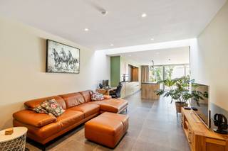 Bent u op zoek naar een energiezuinige, instapklare woning waar comfort, stijl en rust hand in hand gaan? Dan is deze smaakvol afgewerkte parel in...