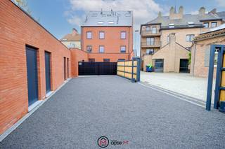 Welkom in residentie 't Streutje, een kleinschalig nieuwbouwproject met 4 appartementen en een handelspand, gelegen in het centrum van Diepenbeek – recht tegenover het gemeentehuis en het bruisende Marktplein. Geniet van rust en comfort, met winkels, horeca en voorzieningen op wandelafstand. <br />Dit project komt in aanmerking voor verkoop onder 6% BTW (onder voorwaarden).<br /><br />Dit appartement op de tweede verdieping biedt alles wat je zoekt:
<ul>
	<li>Een inkomhal met gastentoilet</li>
	<li>Een ruime woonkamer met toegang tot het ruim en zonnig terras</li>
	<li>Een open keuken met aangrenzende berging</li>
	<li>Drie volwaardige slaapkamers</li>
	<li>Twee badkamers, waarvan één met ligbad en toilet</li>
</ul>
Dit BEN-appartement (max. E-peil 30) beschikt over:

<ul>
	<li>Vloerverwarming</li>
	<li>Ventilatiesysteem D</li>
	<li><span>Privé zonnepanelen</span></li>
</ul>
<span>Door dit E-peil krijg je een fiscaal voordeel van 50% korting op de onroerende voorheffing in de eerste vijf jaar. </span><br /><br />Extra toeven:
<ul>
	<li>Privé parkeerplaats achter het gebouw</li>
	<li>Eigen buitenberging</li>
	<li>Uitstekende ligging in hartje Diepenbeek</li>
</ul>
Interesse? Bel ons op 011 23 11 01 of mail naar info@optie-m.be voor een bezoek ter plaatse.<br />(VG - GVV - WG - GMO - GVKR - GVKR)