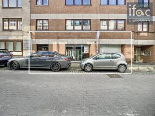 Bent u op zoek naar een goed gelegen handelsruimte nabij het centrum van Tervuren? Wij bieden u volgende commerciële ruimte aan met een...