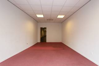 Aan één van de mooiste stukken van de Tongerse handelsas bevindt zich dit recent gerenoveerde pand. In 2009 werd dit pand door de eigenaar gerenoveerd. Zo werden er nieuwe vloeren gelegd en werden de binnenmuren, gevels, ramen en technieken volledig vernieuwd.<br /><br />Binnenkomen doe je via een moderne schuifdeur die digitaal instelbaar is. Op het gelijkvloers bevindt zich een grote handelsruimte van zo'n 100 m². Hier ligt een moderne donkere tegelvloer, de muren zijn afgewerkt en voorzien van veel stopcontacten. Verder is er een systeemplafond met ingebouwde verlichting en airco voor verwarming en koeling.<br />Achteraan is er een grote ruimte van zo'n 60 m² die nu bestemd is als private bergruimte, keuken en met een toilet.<br /><br />Op het eerste verdiep is er een casco afgewerkte studio, ingedeeld met een slaapkamer, wasruimte, leefruimte met open keuken en een apart toilet. Alle muurafwerking is gedaan in brandveilige RF-gyproc. Alle ramen zijn vernieuwd naar dubbel hoogrendementsglas.<br /><br />INTERESSE?<br />Plan dan uw bezoek door te bellen naar 012 23 00 23 of stel uw vragen aan dries@immo-leroi.be.