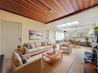 Vlakbij het centrum van Marke, maar toch in een rustige omgeving, bevindt zich deze verrassend ruime woning met tal van troeven.<br /><br />Vooraan was er een winkelruimte die perfect kan geïntegreerd worden in de woning of benut als praktijkruimte. Daarnaast is er een doorgang die kan dienen als garage of handige fietsenstalling.<br /><br />De leefruimte met open keuken vormt het hart van de woning en biedt een gezellige thuisbasis. Achteraan vindt u een wasplaats, berging en douchekamer. De zonnige tuin zorgt bovendien voor een ideale plek om te ontspannen.<br /><br />Op de eerste verdieping zijn er drie volwaardige slaapkamers en een badkamer. Een vaste trap leidt naar de zolder, waar extra kamers kunnen ingericht worden. Daarnaast beschikt de woning over een droge kelder.<br /><br />Troeven op een rijtje:<br />- Rustige ligging nabij het centrum van Marke<br />- Mogelijkheid tot integratie van winkel/praktijkruimte<br />- Gezellige leefruimte met open keuken<br />- Zongerichte tuin<br />- 3 slaapkamers + uitbreidingsmogelijkheid op zolder<br />- Garage/doorgang en droge kelder<br /><br />Deze woning biedt enorm veel potentieel voor wie op zoek is naar ruimte, rust én mogelijkheden!