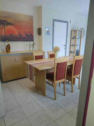 Bent u op zoek naar een comfortabel en instapklaar tweedeverblijf met een vleugje luxe aan de Belgische kust? Deze uitzonderlijke bungalow in het rustige en groene domein De Grote Zeemeeuwen in Koksijde biedt u een unieke kans. Waar de meeste huisjes op dit park compact zijn, geniet u hier van een zee aan ruimte, een moderne bouwstructuur uit 2003 én uw eigen wellnesshoek in de tuin.<br />Bovendien is de woning uitgerust met maar liefst 23 zonnepanelen, wat uniek is voor dit domein!<br />Waarom deze bungalow zich onderscheidt:<br />- Bewoonbare oppervlakte van 71 m² en een lichtrijke veranda van 16 m²<br />- 23 Zonnepanelen<br />- 2 volwaardige slaapkamers<br />- Pure ontspanning met eigen jacuzzi: In de privacy van uw eigen tuin geniet u het hele jaar door van de jacuzzi<br />- Recent bouwjaar (2003)<br />- Privé parking: Uw auto staat altijd veilig geparkeerd op uw staanplaats vlakbij de woning<br /><br />Indeling:<br />De woning beschikt over een gezellige leefruimte die naadloos overloopt in de grote veranda. Deze veranda fungeert als een prachtige verlenging van de living, waar het van het vroege voorjaar tot het late najaar heerlijk vertoeven is met zicht op de tuin.<br />Verder vindt u er een ingerichte keuken, een badkamer en twee comfortabele slaapkamers. Dankzij het recente bouwjaar is de basisisolatie van de vloeren, muren en het dak al zeer degelijk aanwezig.<br />Opmerking m.b.t. de renovatieverplichting: De woning beschikt momenteel over een EPC-label F.<br />Omdat de isolatiebasis uit 2003 echter al erg goed is en de woning reeds over 23 zonnepanelen beschikt, kan het label met een eenvoudige ingreep (zoals het plaatsen van een energiezuinige lucht-lucht warmtepomp die in de zomer tevens als airco dient) snel en efficiënt worden opgewaardeerd naar een gunstig label om aan de Vlaamse verplichtingen te voldoen.<br /><br />Ligging:<br />Gelegen in het rustige, vogelrijke vakantiedomein De Grote Zeemeeuwen. Een ideale uitvalsbasis voor fiets- en wandeltochten, op korte afstand van het strand en het bruisende centrum van Koksijde.<br /><br />De algemene voorwaarden van Dewaele DIY kunt u steeds raadplegen via dewaele.com.<br /><br />Dit pand is onderworpen aan de renovatieverplichting van de Vlaamse overheid voor residentiële gebouwen (behoudens bij sloop binnen 5 jaar na de aankoop). Consulteer voor meer informatie de website van het Vlaams Energie- en Klimaatagentschap via https://www.vlaanderen.be/een-woning-kopen/renovatieverplichting-voor-residentiele-gebouwen<br /><br />Bestuursmaatregelen in het maatregelenregister: nee