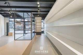 Interesse? Voor meer info en foto’s, surf naar www.SWEVERS.be. - Heb je altijd al gedroomd van een modern handelspand in het stadscentrum? En ben je je hart verloren aan de charmes van de stad Beringen? Dat komt dan héél goed uit! Gelegen naast de recentelijk vernieuwde Grote Markt, pronkt een knap handelspand met een riante etalage. De winkel werd gebouwd in 2003 en is klaar om jouw ondernemersdromen waar te maken. Zo biedt het pand niet alleen een strakke en trendy uitstraling met een vleugje industrieel design, maar ook alle moderne voorzieningen die je nodig hebt. Met een alarminstallatie, airconditioning en internet sta je hier in de startblokken voor een succesvolle onderneming. De ligging van de winkel is haastweg perfect. Dagelijkse passage is hier dus gegarandeerd. Momenteel is het handelspand ingericht als een eigentijdse winkelruimte. De royale etalage brengt de perfecte hoeveelheid licht binnen en creëert een naadloze verbinding met het stadse leven. Met een totale oppervlakte van 111m² geniet je van een praktische indeling om kleding, schoenen en accessoires stijlvol te presenteren. En er werd ook aan het comfort en de opbergmogelijkheden gedacht dankzij een fantastische bergruimte van 52,00m² achteraan de winkel. Bovendien worden de puntjes op de i gezet door de talrijke parkeerplaatsen recht voor de deur! Contacteer ons voor een bezoek ter plaatse via 011 255 155. Bron bewoonbare opp.: EPC-Verslag.