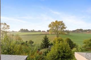 Avec une vue dégagée : charmante villa rénovée avec 3 chambres et garage. COMPOSITION : hall d’entrée avec escalier, agréable séjour avec coin...