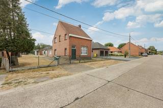 <strong>Te renoveren woning op gunstige ligging op mooi perceel van 1.519 m² (Zuid)</strong><br /><br /><strong>Zeer gunstig gelegen</strong> woning/perceel in een rustige straat, in de nabijheid van het natuurpark "Hof van Vosselaar", openbaar vervoer, scholen en winkels. En met een vlotte bereikbaarheid naar omliggende gemeenten en de autosnelweg E34.<br /><br />Het gaat om een <strong>mooi perceel van 1.519 m² op het Zuiden</strong> met een straatbreedte van +/- 15 meter. En een diepe tuin met mooi zicht achteraan. De grond loopt achteraan breder uit. <br /><br />Deze woning is volledig te renoveren, te verbouwen of volledig opnieuw te bouwen tegen 6 % BTW.<br /><br />Zij bestaat uit een inkomhal, woonkamer, eetkamer, keukenplaats, douchekamer, wasplaats, veranda en 3 slaapkamers op de eerste verdieping en een kelder. Verder een zolder, garage en heel wat aanhorigheden.<br /><br />Renovatieplicht van toepassing. <br /><br />Voor een bezoek ter plaatse contacteer ons via 014 70 73 23 of info@dilegno.immo