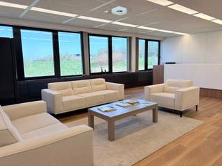 <p>Kantoorruimte op 2 verdiepingen met opslagmogelijkheid, gelegen aan de Koning Albert I Laan 64, 1780 Wemmel. Dit gebouw biedt lichte en flexibele werkruimtes, ideaal voor kmo’s, freelancers of vrije beroepen.</p>
<h3>Belangrijkste kenmerken:</h3>
<ul>
<li>
<p>Twee verdiepingen met afgesloten of open kantoorindeling</p>
</li>
<li>
<p>Opslagruimte beschikbaar</p>
</li>
<li>
<p>Sanitair, kitchenette, technische ruimte</p>
</li>
<li>
<p>Aparte ingang, veel daglicht</p>
</li>
<li>
<p>Parkeergelegenheid vooraan</p>
</li>
</ul>
<h3>Ligging & bereikbaarheid:</h3>
<ul>
<li>
<p>Vlakbij het centrum van Wemmel (winkels, horeca, diensten)</p>
</li>
<li>
<p>Slechts 5 min van de Brusselse Ring (R0), afrit Wemmel</p>
</li>
<li>
<p>Snelle verbinding met Brussel, Zaventem en Groot-Bijgaarden</p>
</li>
<li>
<p>Bushaltes De Lijn op wandelafstand</p>
</li>
<li>
<p>Op ±10 min van metrostation Koning Boudewijn</p>
</li>
</ul>
<p>Onmiddellijk beschikbaar – Flexibele huurvoorwaarden. Ideaal voor kantoor- of dienstensector.</p>