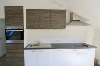 Dit aantrekkelijk en smaakvol gerenoveerd dakappartement combineert hedendaags wooncomfort met een uitstekende centrale ligging. Dankzij de nabijheid van winkels, scholen, openbaar vervoer en belangrijke invalswegen geniet u hier van een optimale bereikbaarheid en alle dagelijkse voorzieningen binnen handbereik.

Het appartement werd met oog voor detail gerenoveerd en is voorzien van alle moderne comfort. De verzorgde afwerking en aangename woonomgeving zorgen voor een eigentijdse en gezellige thuis waar het heerlijk vertoeven is.

De indeling is als volgt: een inkomhal, een toilet, ruime leefruimte met veel lichtinval met open keuken, twee slaapkamers, een badkamer en een berging.

Beneden vindt u de gemeenschappelijke fietsenberging.

Het appartement is instap klaar en is volledig geschilderd.

Een instapklaar dakappartement dat comfort, stijl en een gunstige ligging moeiteloos combineert. Ideaal voor wie zorgeloos wil wonen op een centrale locatie!

Interesse in dit lichtrijk appartement? Maak uw afspraak via www.vastgoedunicum.be of stuur een e-mail naar verhuur@vastgoedunicum.be
