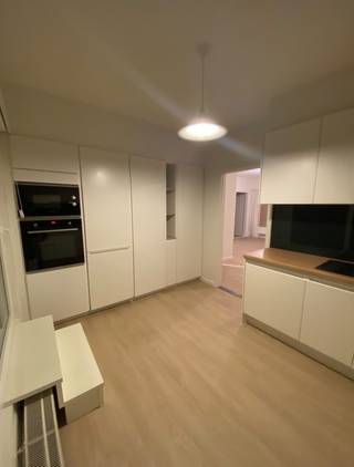 Rustig maar toch centraal gelegen duplex van ca. 150 m² te Hoogstraten.
Gelegen op de 1ste en 2de verdieping van een kleinschalig appartementsgebouw, welke te bereiken is via een trap.
Het instapklare appartement omvat op de eerste verdieping een inkomhal, een ruime woonkamer, 1 slaapkamer, een keuken, een badkamer, toilet, een ruime wasplaats en een terras van ca. 30 m² etc.
Op de 2de verdieping bevinden zich 2 ruime slaapkamers, een hal met inbouwkasten en de technische ruimte/zolder.
2 autostaanplaatsen inbegrepen, gelegen vooraan het gebouw.
Niet bemeubeld.
Geen gemeenschappelijke kosten.
Appartementsgebouw bevat 2 woonsites met elk een aparte inkom.
Vlakbij meerdere scholen, openbaar vervoer, horeca, winkels, etc.
Beschikbaar vanaf november 2026.
Indien interesse mag de infofiche via onderstaande URL ingevuld worden:
https://forms.cloud.microsoft/r/HwxXLjr5Ta
