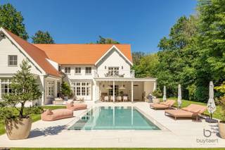 BEKIJK OOK ONS FILMPJE! Klik hierboven op het 'scherm-icoontje'!PRIMEUR: Knappe long island karakter villa met verwarmd buitenzwembad in een fijne...