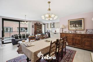 Dit verzorgd appartement is gelegen op de tweede verdieping van een goed onderhouden residentie met lift, in een aangename en vlot bereikbare buurt in Tielt. De ligging combineert rust met een uitstekende bereikbaarheid en bevindt zich in de nabijheid van winkels, scholen en openbaar vervoer.<br /><br />Bij het binnenkomen komt u in de inkomhal met gastentoilet. Aansluitend is er de lichtrijke leefruimte met een open en volledig uitgeruste keuken. Deze geeft uit op een gezellig terras aan de voorzijde. Aan de keuken is er ook een praktische berging voorzien.<br /><br />Het appartement beschikt over twee slaapkamers, die beide toegang bieden tot een eigen terras. De moderne badkamer is uitgerust met een dubbele wastafel en een comfortabele inloopdouche.<br /><br />Verder is er een autostaanplaats inbegrepen, met aansluitend een privatieve, afgesloten kelderberging, wat zorgt voor extra bergruimte.<br /><br />Het appartement is bovendien voorzien van een ventilatiesysteem C+. Daarnaast zijn er 3 zonnepanelen aanwezig, wat bijdraagt aan een energiezuiniger wooncomfort.<br /><br /><strong>Ook wild geworden van deze thuis?<br />Twijfel niet langer en leg vandaag nog uw bezoek vast!</strong>