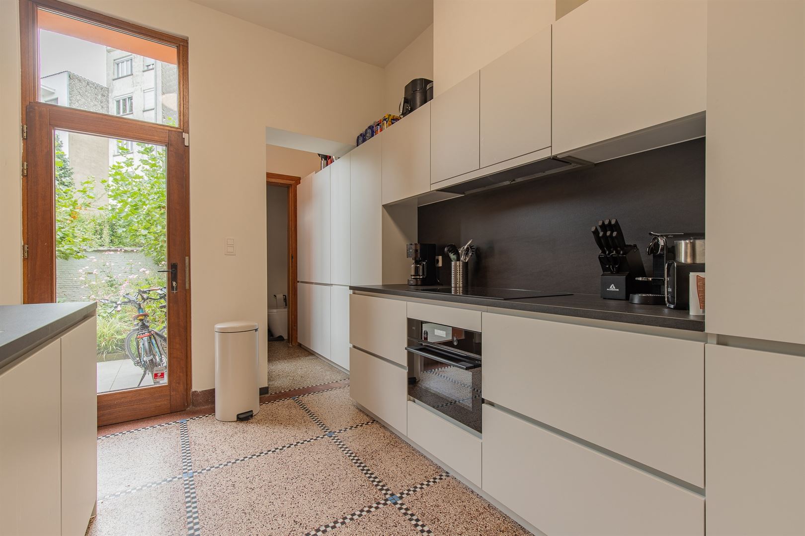 Karaktervol herenhuis met 4 slaapkamers, 2 badkamers, 2 keukens en tuin op topligging in Jette - foto 5