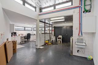 Peutie: multifunctionele ruimte momenteel ingericht als atelier, archief en receptiezaal. De ruimtes zijn zeer flexibel en kunnen, indien gewenst,...