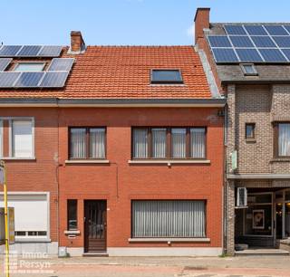 Ben je op zoek naar een woning waar je echt meteen in kunt trekken, zonder gedoe?<br />Zoek niet verder!<br />Deze solide gezinswoning in het hart van Rillaar is een unieke kans. Met een gunstige EPC-score C geniet je hier van modern comfort zonder renovatieverplichting. Pak je dozen uit en begin te genieten!<br /><br />Kijk mee naar de troeven van dit huis:<br />💡 Uitzonderlijk Lichtrijke Leefkeuken: Dit is het kloppende hart van het huis. De massieve lichtstraat in het dak en de grote glaswand naar het terras toe zorgen voor een ongeziene hoeveelheid natuurlijk licht. Het is de perfecte plek voor gezellig koken en samenkomen.<br />📏 Grote, Flexibele Kamers: Ruimte is hier overal. Of het nu de indrukwekkende leefruimte is waar leefhoek, eethoek én bureau moeiteloos inpassen, of de ruime slaapkamers, je hebt overal bewegingsvrijheid.<br />✨ Volledig Afgewerkte Zolder: Droom je van een rustige thuiswerkplek, een extra studio of een speelruimte? De zolder is al volledig afgewerkt. Direct bruikbaar!<br />🚗 Grote Garage met Achteruitgang: Laden, lossen en parkeren zonder probleem. Bovendien is de garage lekker ruim.<br /><br /><u><strong>Indeling:</strong></u><br /><strong>Gelijkvloers:</strong> Inkomhal, ruime woonkamer, volledig uitgeruste keuken, gastentoilet, wasruimte, garage met achteruitgang.<br /><strong>Eerste verdieping:</strong> 2 slaapkamers, badkamer met douche en toilet, bureauruimte.<br /><strong>Zolder:</strong> ingerichte zolder als slaapkamer<br /><strong>Kelder:</strong> handige stockage kelder (cv ketel op gas)<br /><strong>Buiten:</strong> Zonnig terras<br /><br />Ervaar zelf de vele voordelen van deze woning tijdens een persoonlijke rondleiding.<br />Maak vandaag nog je afspraak.<br />Mail naar info@immopersyn.be of bel 013 444 008.<br />
