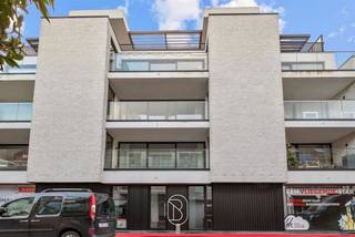Recent TOPGELEGEN leuk gelijkvloers APPARTEMENT met 2 SLK en TERRAS + omheind TUINTJE. De residentie is voorzien van een gemeenschappelijk...
