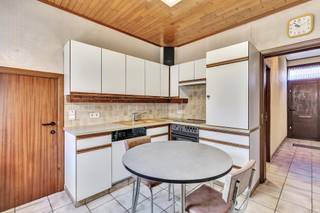 <p>Op een uitstekende ligging langs de Gaversesteenweg, vlakbij het centrum van Deinze en met een vlotte verbinding naar Gent en Kortrijk, bevindt zich deze te renoveren halfopen bebouwing op een ruim perceel van circa 725m².</p><p></p><p>Deze woning biedt tal van mogelijkheden voor wie op zoek is naar een renovatieproject met toekomst. </p><p>Dankzij de praktische indeling en de aanwezige ruimte is dit pand bijzonder geschikt voor zowel particulieren als zelfstandigen of investeerders die hun eigen visie willen realiseren.</p><p></p><p>Op het gelijkvloers vindt u een woonkamer, twee slaapkamers waarvan één ruime, een badkamer, een keuken en een bijkeuken. Daarnaast beschikt de woning over een kelder en zijn er uitgebreide opbergmogelijkheden aanwezig, wat extra troeven biedt voor hobbyisten of wie nood heeft aan extra ruimte. </p><p></p><p>De volledige woning beschikt bovendien over een ruime zolder, die bijkomende mogelijkheden creëert. </p><p>De aanpalende berging biedt dan weer potentieel om omgevormd te worden tot extra woonoppervlakte.</p><p>De brede oprit zorgt voor een vlotte toegang tot het perceel en biedt voldoende parkeergelegenheid op eigen terrein.</p><p></p><p>Dit eigendom vormt een unieke kans om een woning volledig naar eigen smaak en noden te renoveren, en dit op een strategische locatie met een uitstekende bereikbaarheid.</p>