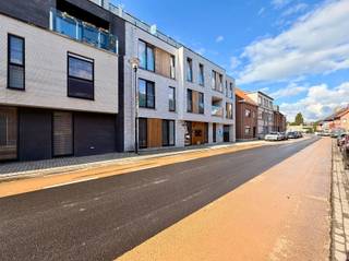 Deze penthouse is als enige appartement van dit project gelegen op de derde verdieping en maakt deel uit van residentie Léon gelegen te Beveren Glazenleeuwstraat met 8 wooneenheden. Dit pand beschikt over een groot privaat terras. U heeft toegang tot algemene fietsenberging en gemeenschappelijke bergruimte.Via de algemene inkomhal per trap of met de lift komt u rechtstreeks terecht in het appartement. De indeling van het appartement is als volgt: U betreedt het appartement via de inkomhal met apart toilet. Verder door betreedt u de eetkamer met veel lichtinval en toegang tot het terras. de keuken is volledig uitgerust en voorzien van hoogwaardige materialen. De keuken heeft een aangrenzende bergruimte. De leefruimte is mee in de keuken en eetkamer verweven, zeer lichtrijk en enorm gezellig. Op de nachthal bevinden zich een ingerichte badkamer en nog twee ruime slaapkamers. De masterbedroom heeft uitzicht en toegang tot het terras via het enorme schuifraam.Ook heeft u de mogelijkheid om een achterliggende garagebox of carport aan te kopen.Nog enkele troeven van dit appartement: Vloerverwarming met lucht/water warmtepomp, videofoon, lift aanwezig met penthouse liftsturing, gemeenschappelijke berging en fietsenstalling, een laag energiepeil conform de geldende normen en het verlaagd btw-tarief van 6% is mogelijk! Als we spreken over de prijs is dat exclusief btw, zonder registratie- en notariskosten! De plannen & lastenboek zijn op afspraak en zeer vrijblijvend te bekijken.