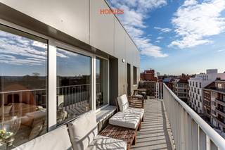 Located just a 5-minute walk from the historic center of Leuven, this fully furnished one-bedroom apartment offers a pleasant combination of comfort and natural light, featuring a spacious terrace with open views. The apartment has a surface area of approximately 60 m² and is situated on the fifth floor, accessible by stairs or elevator. Upon entering, you are welcomed into a bright living area with an open, fully equipped kitchen. The space is practically arranged and offers all necessary comfort. The bedroom is quietly located at the rear of the building. The bathroom is equipped with a sink, walk-in shower, and toilet. The apartment is rented fully furnished and includes, among others, a washing machine, combi-oven, coffee machine, toaster, cutlery, mattress, and duvet. Bike storage is available, and maintenance and cleaning of the common areas are included. Rent: €1,450 per month, plus €150 for heating and hot water. Electricity is to be arranged individually. Available right away. For more information: info@homies.be