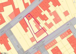 <p>Te renoveren halfopen bebouwing op een perceel van 406 m², met als bijkomende troef vier garageboxen achteraan. De woning omvat op het gelijkvloers een voorplaats met zit- en eethoek, een keukenruimte, kelder, voutekamer, terras en tuin met bijgebouwen en toilet.</p>
<p>Op de verdieping bevindt zich momenteel een open ruimte met mogelijkheid tot het creëren van twee slaapkamers.</p>
<p>Het pand biedt verschillende mogelijkheden: de bestaande woning kan volledig worden gerenoveerd of er kan gekozen worden voor afbraak en heropbouw, mits het bekomen van de nodige omgevingsvergunning. De vier garageboxen zijn bereikbaar via een uitweg die mee in eigendom is en zijn momenteel verhuurd.</p>
<p>De combinatie van het ruime perceel, de garageboxen met verhuuropbrengst en de eigen toegangsweg maakt dit pand interessant voor zowel particuliere kopers als investeerders. Gelegen nabij de Markt, winkels en het Sint-Annapark, met een vlotte verbinding naar de N9 en N44.</p>
<p>Extra troeven:</p>
<ul>
<li>4 verhuurde garageboxen</li>
<li>Halfopen bebouwing</li>
<li>Uitweg mee in eigendom</li>
<li>Te renoveren of ontwikkelingspotentieel</li>
<li>Perceel van 406 m²</li>
<li>Zongerichte tuin</li>
<li>Uitstekende ligging nabij alle voorzieningen</li>
</ul>
<p>Deze woning is te koop ZONDER makelaar via het concept van Smart Houses! Wenst u verdere inlichtingen of een bezoek? Contacteer rechtstreeks de eigenaar via +32475249322</p>