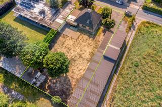 Centraal gelegen op een perceel van 1.441 m² bevindt zich deze alleenstaande woning met bijzonder veel ruimte en tal van mogelijkheden. Dankzij de combinatie van een gezellige woning, twee garages en een bijkomende opslagruimte van ca. 100 m² is dit een ideale eigendom voor wie op zoek is naar extra bergruimte, een hobbyruimte of een praktische combinatie van wonen en opslag.<br /><br /><strong>Ligging</strong><br />De woning geniet een ligging net buiten het centrum van Roeselare, met een vlotte verbinding naar winkels, scholen en andere dagelijkse voorzieningen. Bovendien bevindt de oprit van de E403 zich op korte afstand, wat zorgt voor een uitstekende bereikbaarheid richting Brugge, Kortrijk en Gent.<br /><br /><strong>Indeling van de woning</strong><br />Via de inkomhal komt u terecht in de aangename leefruimte met open ingerichte keuken. De keuken biedt alle nodige comfort en sluit mooi aan op de leefruimte, wat zorgt voor een open en huiselijke sfeer. Aansluitend bevindt zich een praktische wasplaats met douche en extra opbergruimte. Vanuit de keuken heeft u directe toegang tot het overdekte terras en de ruime tuin.<br />Op de verdieping bevinden zich drie slaapkamers, waarvan één momenteel ingericht is als dressing. De badkamer bevindt zich ook op de verdieping. <br /><br /><strong>Extra troeven</strong>
<ul>
<li><span>Perceel van 1.441 m² </span></li>
<li><span>Twee garages aanwezig </span></li>
<li><span>Extra opslagruimte/magazijn van ca. 100 m² </span></li>
<li><span>Goed bereikbaar</span></li>
<li><span>Conforme elektriciteit </span></li>
<li><span>Dubbele beglazing in de volledige woning </span></li>
<li><span>Ruime tuin met tal van mogelijkheden </span></li>
</ul>
Deze eigendom biedt een unieke combinatie van wonen, ruimte en functionaliteit en is ideaal voor wie extra opslag of werkruimte wenst aan huis.<br /><br />Interesse in deze eigendom? Contacteer ons gerust voor meer informatie of een bezoek via DICASA op T. 051 20 14 00.<br />