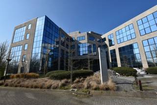 Kantorencomplex met gereinigde voorgevel en gerenoveerde hal. Zeer flexibel gebouw waardoor opsplitsen van kantoren is mogelijk. Valse...