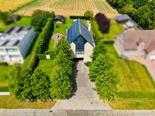RUIME OPEN BEBOUWING met een BEWOONBARE OPPERVLAKTE van ca. 280 m², gelegen op een perceel van bijna 12 are in het LANDELIJKE MATER, een gegeerde deelgemeente van Oudenaarde. Deze eigendom combineert COMFORTABEL WONEN met UITGEBREIDE MOGELIJKHEDEN voor een PROFESSIONELE ACTIVITEIT aan huis, waardoor ze uitermate geschikt is voor een VRIJ BEROEP, PRAKTIJK, BEAUTYSALON, KAPSALON of een RUIM THUISKANTOOR. De woning onderscheidt zich door haar ROYALE LEEFRUIMTES, OVERVLOEDIGE LICHTINVAL en een DOORDACHTE INDELING. Vanuit de leefruimte geniet u bovendien van een PRACHTIG UITZICHT op de tuin en de omliggende velden, wat zorgt voor een bijzonder AANGENAME WOONBELEVING. Met een CONFORME ELEKTRISCHE INSTALLATIE, een GUNSTIG EPC-label C en een UITZONDERLIJK VEELZIJDIGE INDELING vormt deze eigendom een ideale opportuniteit voor wie op zoek is naar een RUIME GEZINSWONING met mogelijkheden voor wonen en werken in een GROENE OMGEVING.<br />De indeling gaat als volgt: via de inkomhal met gastentoilet betreedt u de ruime woonkamer met gezellige zithoek, eetplaats en inbouwhaard. Aansluitend bevindt zich de ingerichte keuken, die mooi aansluit op de leefruimte. Op het gelijkvloers vindt u daarnaast de masterbedroom met dressing en eigen badkamer, wat de woning eveneens geschikt maakt voor levenslang wonen. De verdieping beschikt over meerdere slaapkamers, een bureauruimte en een ruime polyvalente kamer, die volledig naar eigen wens kan worden ingericht als extra slaapkamer, hobbyruimte, praktijk of speelkamer. De woning is bovendien praktisch onderkelderd met een inpandige garage, een ruime berging, een wasplaats en de technische installaties.<br />Buiten geniet u van een mooi aangelegde tuin met twee zonnige terrassen, waar u in alle rust kan genieten van het open uitzicht op de glooiende velden. De ruime oprit en de dubbele inpandige carport zorgen voor voldoende parkeergelegenheid, zowel voor bewoners als bezoekers.<br /><br /><br />Adres: Kerkgate 70 te Oudenaarde<br /><br />Geen renovatieplicht; P-score: A, G-score: A
