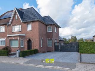 <span><strong>*IN OPTIE* INSTAPKLARE HALFVRIJSTAANDE WONING MET 3 SLAAPKAMERS OP EEN PERCEEL VAN 7A89CA TE MAASEIK (NEEROETEREN)<br /><br />TROEVEN<br /></strong>- Ideale ligging nabij het centrum van Neeroeteren. <br />- Energiezuinige woning: EPC A! <br />- Elektriciteit is conform! <br />- Asbestveilige woning! <br />- Diverse vernieuwingen zoals ramen, dak, verwarmingsketel,.... <br />- Volledig omheinde tuin.<br />- Achterzijde toegankelijk via automatische toegangspoort.<br />- Ruim terras aan de achterzijde met zicht op de achtertuin. <br /><strong><br />KELDERVERDIEPING (-1) <br /></strong>- Kelderruimte 1 (4,02m x 3,95m = 15,88m²). <br />- Kelderruimte 2 (3,79m x 2,34m = 8,87m²). <strong><br /><br />GELIJKVLOERS (00) <br /></strong>- Inkomhal (2,43m x 3,60m = 8,75m²): trap naar verdieping 1, steentapijt. <br />- Woonkamer (3,74m x 7,35m = 27,49m²): doorgang naar betegeld terras, laminaat. </span><br /><span>- Keuken (3,98m x 6,56m = 26,11m²): geïnstalleerde keuken met onder-bovenkasten, dampkap, gasvuur, koelkast, vaatwasser, spoelbak,...; steentapijt. <br /></span>- Badkamer <span>(3,04m x 2,08m = 6,32m²): ingericht badmeubel met dubbele lavabo, onderlades, kolomkasten, spiegel; inloopdouche, steentapijt. </span><br /><span>- Toilet 1 (1,56m x 1,06m = 1,65m²): hangtoilet, spoelbakje, steentapijt.</span><br /><span>- Wasplaats (1,40m x 2,57m = 3,60m²): aansluiting wasmachine/droogkast, Cv-ketel, steentapijt. </span><br /><span>- Sas (3,00m x 1,58m = 4,74m²): steentapijt. </span><br /><br /><span><strong>VERDIEPING</strong> <strong>+01 </strong></span><br /><span>- Overloop (1,41m x 5,06m = 7,13m²): trap naar het gelijkvloers, luik naar de zolder, houten vloer.<br />- Toilet 2 (0,93m x 1,26m = 1,17m²): zittoilet, houten vloer. <br />- Slaapkamer 1 (3,96m x 3,82m = 15,13m²): houten vloer. <br />- Slaapkamer 2 (4,06m x 3,83m = 15,55m²): airco, houten vloer. <br />- Slaapkamer 3 (4,03m x 3,76m = 15,15m²): maatkasten, houten vloer. <br /><br /><strong>ZOLDERVERDIEPING</strong> <strong>+02 |</strong> bereikbaar via luik met Vlizotrap , momenteel in gebruik als bergzolder, mogelijks nog verder in te richten. <br /></span><br /><span><strong>EXTERIEUR</strong></span><br /><span>- Automatische toegangspoort. <strong><br /></strong>- Houten bijgebouw ( bergruimte + hobbyruimte)<br />- Volledig omheinde tuin. <br />- Zicht op achterliggend weiland.<br /><br /><strong>DIVERSE VERNIEUWINGEN</strong><br />- 2014: ramen<br />- 2015: spouwisolatie, airco + verwarming, verwarmingsketel<br />- 2017-2018: dak<br />- 2020: zonnepanelen <br /><br /><strong>22 ZONNEPANELEN sinds 26/12/2020. </strong><br />- In de verkoopprijs zit het volledige zonnepanelensysteem begrepen (zonnepanelen, omvormer, collectoren e.a. toebehoren).<br /><br />Bekijkt u deze advertentie via een aanverwante vastgoedsite, surf dan zeker naar onze website <strong>www.N78vastgoed.be</strong> voor een uitgebreide beschrijving en foto's. <strong>Meer info: +32 (0)89 86 18 88 of info@N78vastgoed.be.</strong></span>