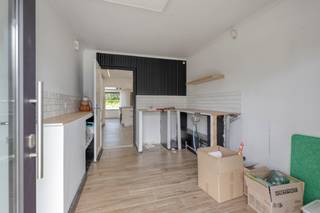 [[ DIT PAND NEEMT DEEL AAN DE ERA OPEN HUIZEN DAG OP 19/9 VAN 14:30 TOT 15:30 ]]
<p><strong>Beringen: gelijkvloerse woning met zwembad en prachtig uitzicht op rustige ligging</strong></p>

<p>Deze gelijkvloerse woning is gelegen aan de Tervantstraat 171 in Beringen, op een rustige locatie met een open en gunstig uitzicht. Dankzij de nabijheid van de E313 geniet u van een uitstekende bereikbaarheid naar omliggende steden, terwijl u toch woont in een aangename en groene omgeving. Een ideale combinatie van rust, comfort en bereikbaarheid.</p>

<p>De woning beschikt over een praktische indeling met een lichtrijke leefruimte, een open leefkeuken en drie volwaardige slaapkamers. Dankzij de inpandige garage en de verzorgde buitenruimte biedt deze eigendom alle comfort voor een gezin of voor wie graag gelijkvloers woont. De tuin met ingebouwd zwembad en ruim tuinhuis vormt de perfecte plek om in alle rust te genieten van het buitenleven.</p>

<p><strong>INDELING:</strong></p>

<p><strong>Gelijkvloers:</strong> inkomhal, lichtrijke leefruimte, open leefkeuken, gastentoilet, drie slaapkamers, badkamer en inpandige garage.</p>

<p><strong>Buiten:</strong> ruime tuin met ingebouwd zwembad, groot tuinhuis en een prachtig vrij uitzicht.</p>

<p><strong>TROEVEN:</strong></p>

<ul><li>Rustige ligging met open en groen uitzicht</li><li>Gelijkvloerse woning met praktische indeling</li><li>Ingebouwd zwembad en groot tuinhuis</li><li>Inpandige garage</li><li>Vlotte verbinding naar de E313</li></ul>

<p>Bent u op zoek naar een instapklare gelijkvloerse woning met een prachtige tuin en uitstekende bereikbaarheid? Ontdek zelf de troeven van deze eigendom in Beringen en plan vandaag nog uw bezoek!</p>

<p><strong>JOUW DROOMWONING. ZO GEVONDEN!</strong></p>