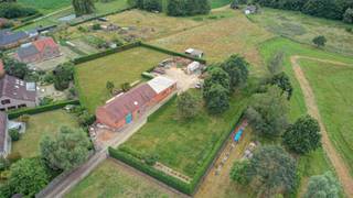 <p>Deze woning is achterin gelegen, met zicht op de weilanden. Dit is een totaalrenovatieproject, ook sloop- en heropbouw zijn hier mogelijk volgens de zonevreemde basisrechten. Op de gelijkvloerse verdieping bevinden zich een inkomhal, een leefruimte met open keuken, een badkamer, een wasplaats en een garage. Op de eerste verdieping zijn 3 grote ruimtes die kunnen omgevormd worden naar verschillende slaapkamers. De woning valt onder het onweerlegbaar vermoeden van vergunning. De schuur die rechts van de woning is gebouw is opgetrokken zonder vergunning, net als de veranda. Contacteer ons voor meer info of een bezoek. </p>