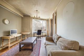 <p><span>Een studio met potentieel op een absolute toplocatie, pal tegenover het Antwerpse Stadspark. Zodra je dit appartement op de tweede verdieping binnenstapt, voel je het: licht, ruimte en mogelijkheden. Of je nu meteen wil intrekken of het pand stap voor stap naar je hand wil zetten, hier kan het allebei.</span></p><p><span>Lichtrijke leefruimte met slaapgedeelte</span></p><p><span>Via de inkomhal kom je in de leefruimte met aansluitend het slaapgedeelte. De grote ramen zorgen voor een aangename lichtinval en een open gevoel. De blokjesparketvloer en de plafondhoogte geven het geheel karakter en warmte. Dankzij de slimme indeling combineer je hier wonen en slapen op een comfortabele manier.</span></p><p><span>Praktische keuken met toegang tot het balkon</span></p><p><span>De keuken bevindt zich apart en is uitgerust met ingebouwde koelkast en diepvriezer, voldoende kastruimte en een functionele opstelling. Vanuit de keuken heb je toegang tot het balkon aan de achterzijde van het gebouw . De badkamer is praktisch ingericht met een douchecabine, toilet, lavabo en aansluiting voor een wasmachine. Compact, logisch ingedeeld en makkelijk in onderhoud.</span></p><p><span>Comfortabel wonen in een statig gebouw</span></p><p><span>De studio is gelegen op de tweede verdieping van een verzorgd, statig gebouw en is bereikbaar via trap of lift , een aangename extra in het dagelijks comfort.</span></p><p><span>Wonen tegenover het groen, midden in de stad</span></p><p><span>Met het Stadspark letterlijk aan de overkant woon je hier in het groen én tegelijk op wandelafstand van het stadscentrum. Winkels, horeca, openbaar vervoer en belangrijke invalswegen liggen vlakbij, wat deze ligging bijzonder aantrekkelijk maakt voor zowel eigen bewoning als investering.</span></p><p><span> </span></p>