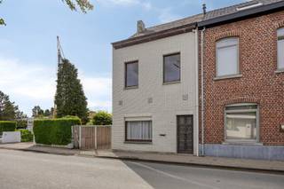 Vous recherchez une maison à rénover selon vos goûts ? Cette maison à trois façades a besoin d'être rénovée. Elle est actuellement agencée comme suit : hall d'entrée avec WC à l'arrière, pièce à vivre très lumineuse, cuisine donnant sur le jardin, salle de bains et garage à l'arrière avec local de chauffage central ; à l'étage, 2 grandes chambres ; le grenier (44 m²) est accessible par un escalier fixe et peut donc être aménagé en chambre(s) supplémentaire(s) ou en atelier. Au sous-sol, on trouve également une cave. ATOUTS : beaucoup de potentiel, maison spacieuse, chauffage central au gaz naturel, beau jardin, très facile d’accès, possibilités de stationnement sur le terrain, école et transports en commun à deux pas, à quelques minutes à pied de diverses installations sportives… Bref, une maison qui offre de nombreuses possibilités. Intéressé(e) ? Prenez rendez-vous pour la visite le samedi 4 juillet entre 9 h et 12 h via affligem@immoaccenta.be ou au 053/41.57.92.
