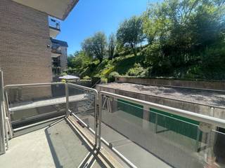 🏡 Te huur: Gezellig 3-slaapkamer appartement in het hart van Genk<br />📍 Adres: Molenstraat 60C bus 11, 3600 Genk<br /><br />Ben je op zoek naar een ruim en comfortabel appartement in het centrum van Genk? Dan is dit instapklaar appartement precies wat je zoekt!<br /><br />✨ Indeling:<br /><br />Ruime living en eetkamer<br />Praktische keuken<br />3 slaapkamers<br />Badkamer met bad<br />Dubbele lavabo <br />Apart toilet<br />Berging<br /><br />2 gezellige terrasjes om te genieten van de buitenlucht<br />Grote garagebox met plaats voor 2 wagens<br />2 kelderbergingen voor extra opslagruimte<br /><br />🔧 Extra informatie:<br />EPC: C<br />Beschikbaar vanaf 1 januari 2026<br />Huurprijs: €975/maand<br />Gemeenschappelijke kosten: €139,69/maand<br />Huurwaarborg: €2925<br /><br />📍 Toplocatie:<br />Gelegen in de levendige Molenstraat, op wandelafstand van winkels, openbaar vervoer, scholen en alle andere voorzieningen.<br /><br />📞 Interesse? Neem vandaag nog contact op voor een bezichtiging en wie weet wordt dit jouw nieuwe thuis in hartje Genk! Mailen kan naar briana@hermania.be 