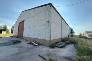 <p>Magazijn van 1500m2 te huur in Kruisem.<br />Het magazijn is voorzien van een sectionale poort.<br />Voldoende manoeuvreerruimte.<br />Goed gelegen nabij invalswegen.<br />Interesse? Contacteer Immo Roman, gsm 0472 359 286.</p>
<p> </p>