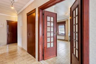 <p>Te Viane een deelgemeente van Geraardsbergen bevindt deze 4 gevelwoning met totaal grondoppervlakte van 41are.</p>
<p>De woning is gunstig gelegen gezien de ligging nl. op 5km van de autoroute Brussel – Doornik, tevens alle faciliteiten in de nabijheid.</p>
<p>De woning is ingedeeld als volgt; het gelijkvloers omvat een ruime inkomhal, wc, vestaire, badkamer, 2slpkms, berging met aansluitend de keuken met open zicht op de velden.</p>
<p>Via de inkomhal bereikt u tevens de zolder en kelder.</p>
<p>De zolder bereikbaar met een vaste trap biedt de mogelijkheid om extra kamers te realiseren.</p>
<p>Tevens is de woning volledig onderkelderd en welke bereikbaar is via de inkomhal alsook via de achterzijde van het gebouw.</p>
<p>Voor info en of een bezoek bel Jordi: 0477 32 61 53</p>