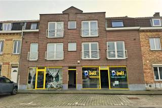NETJES APPARTEMENT MET HEEL VEEL LICHT OP HET TWEEDE VERDIEP Dit vlot appartement kan ingezet worden als eigen bewoning of investering.  Op het...