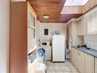 Indeling:- woonkamer met zithoek en eetplaats- keuken met gasfornuis en dampkap- badkamer met douche, toilet en lavabo met ruimte oor wasmachine- 2 ruime slaapkamersCentrale ligging, op wandelafstand van winkels, scholen, openbaar vervoer en alle stadsvoorzieningen.Waarom investeren in deze woning?- Stabiel huurrendement: Dankzij de samenwerking met het SVK geniet je van zekerheid en continuïteit van inkomsten tot minstens eind augustus 2029.- Beheer zonder zorgen: Het sociaal verhuurkantoor staat in voor het volledige huurbeheer, inclusief huurdersselectie, opvolging en eventuele herstellingen binnen het huurcontract.- Geen leegstandrisico- Betaalbare instapprijs voor een opbrengsteigendom- Goede ligging met blijvende verhuurpotentieInteresse in deze woning? Neem dan snel contact op 09 377 88 77.Dit pand is onderworpen aan de renovatieverplichting van de Vlaamse overheid voor residentiële gebouwen (behoudens bij sloop binnen 5 jaar na de aankoop). Consulteer voor meer informatie de website van het Vlaams Energie- en Klimaatagentschap via https://www.vlaanderen.be/een-woning-kopen/renovatieverplichting-voor-residentiele-gebouwen