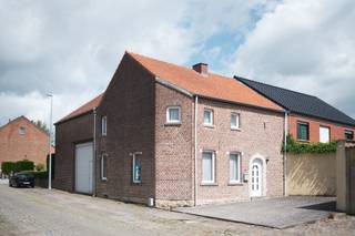 <p><span>De eerste twee foto's tonen een simulatie van hoe deze woning er na renovatie kan uitzien.</span></p><p><span> </span></p><p><span>Deze charmante woning met prachtige tuin is gelegen in een rustige straat in Meldert, een deelgemeente van Hoegaarden, met een vlotte verbinding naar de E40 richting Leuven en Brussel.</span></p><p><span> </span></p><p><span>Na renovatie biedt deze eigendom het potentieel om uit te groeien tot een ruime gezinswoning met 4 à 5 slaapkamers. Bij een volledige benutting van de bovenverdieping is er bovendien ruimte voor twee badkamers of voor een combinatie van een badkamer en een ruime dressing. Op de foto's vindt u alvast een uitgewerkt renovatievoorstel dat de mogelijkheden van de woning mooi illustreert.</span></p><p><span> </span></p><p><span>De voorgevel heeft een breedte van ongeveer 20 meter, waardoor de beschikbare ruimte optimaal kan worden benut. In het voorgestelde renovatieconcept wordt de huidige schuur omgevormd tot een royale leefkeuken met een prachtig zicht op de tuin. De bestaande leefruimte kan vervolgens ingericht worden als gezellige woonkamer met een afzonderlijk bureau of praktijkruimte.</span></p><p><span> </span></p><p><span>Een extra troef is de ruime parkeergelegenheid op het perceel, waar zonder probleem minstens twee wagens kunnen worden geplaatst.</span></p><p><span> </span></p><p><span>Kortom, een woning met karakter, veel potentieel en tal van mogelijkheden om er uw droomwoning van te maken.</span></p><p><span> </span></p><p><span> </span></p><p><span> </span></p><p><span> </span></p>